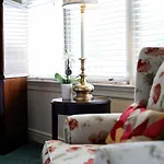 Oakmont Inn